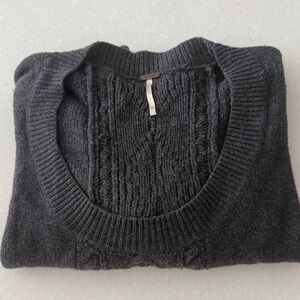Free People dark gray scoop neck cropped sweater w cable design, sz XS.